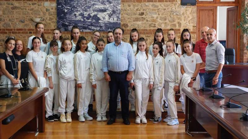 Οι πρωταθλήτριες του Τμήματος Αισθητικής του Φιλίππου Βέροιας στον Δήμαρχο Βέροιας