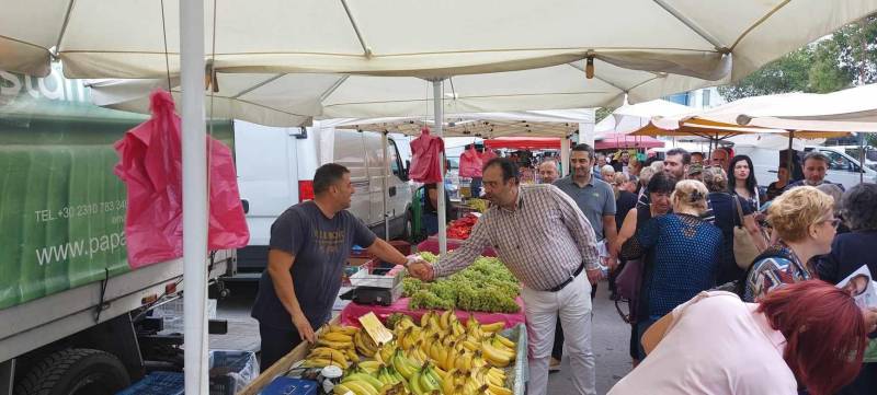 Ο Κώστας Βοργιαζίδης δίπλα στους παραγωγούς και εμπόρους της Λαϊκής Αγοράς Μακροχωρίου