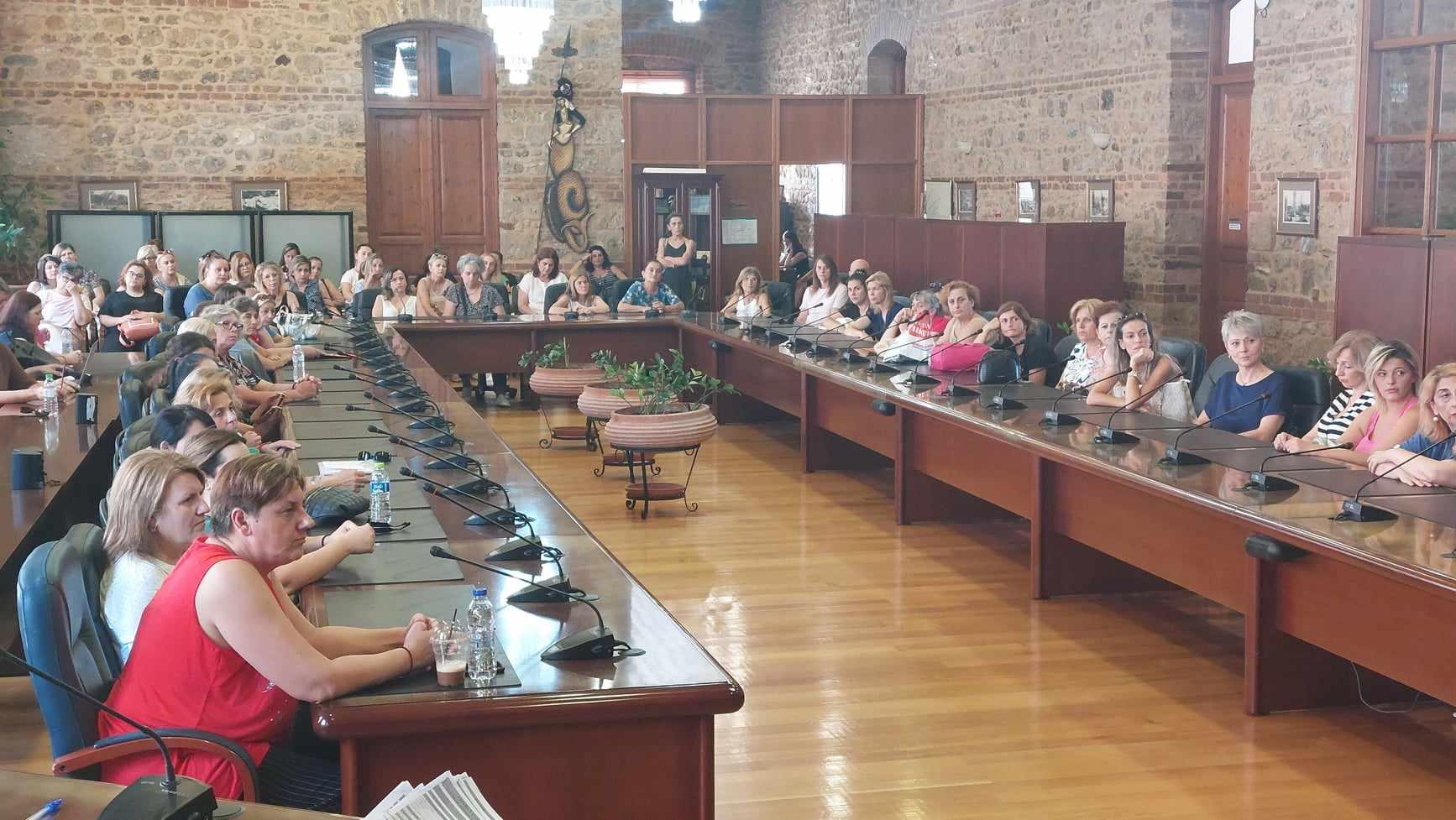 Βέροια: Υπέγραψαν τις συμβάσεις τους οι 90 σχολικές καθαρίστριες