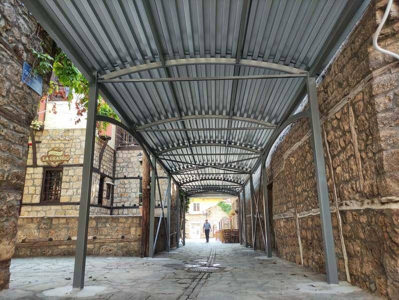 Βέροια: Κατασκευή μεταλλικού στεγάστρου – τούνελ στον πεζόδρομο στην οδό Πατριάρχου Ιωακείμ