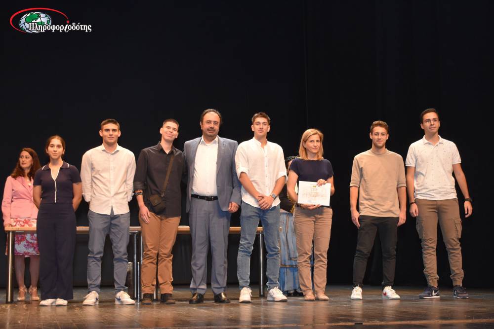 Μαθητές που αρίστευσαν και αθλητές που διακρίθηκαν βράβευσε ο Δήμος Βέροιας (φωτογραφίες)