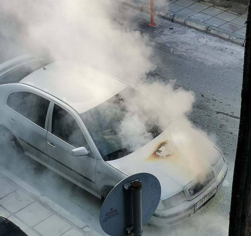 Αυτοκίνητο πήρε φωτιά εν κινήσει στο κέντρο της Βέροιας