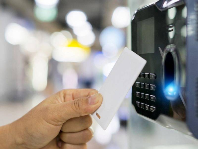 Επεκτείνεται η εφαρμογή της ψηφιακής κάρτας σε χονδρεμπόριο, ενέργεια και χρηματοπιστωτικές εταιρείες