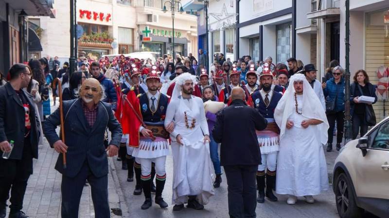 Το έθιμο “Μωμόγεροι” αναβίωσε στη Νάουσα