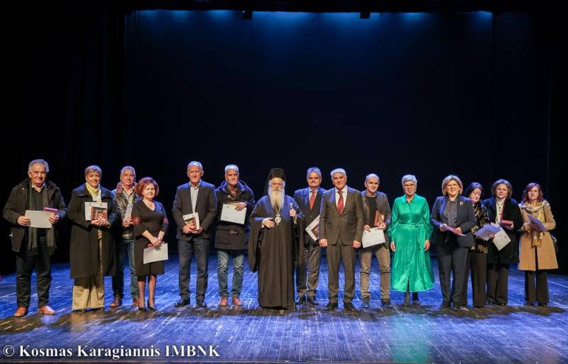 Πραγματοποιήθηκε στην Βέροια εκδήλωση για τους Τρεις Ιεράρχες και βραβεύθηκαν οι αφυπηρετήσαντες εκπαιδευτικοί της Ημαθίας
