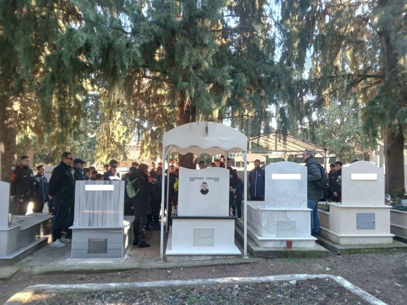 Νεαροί ποδοσφαιριστές της ΕΠΣΜ κατέθεσαν λουλούδια στο μνήμα του Άλκη Καμπανού