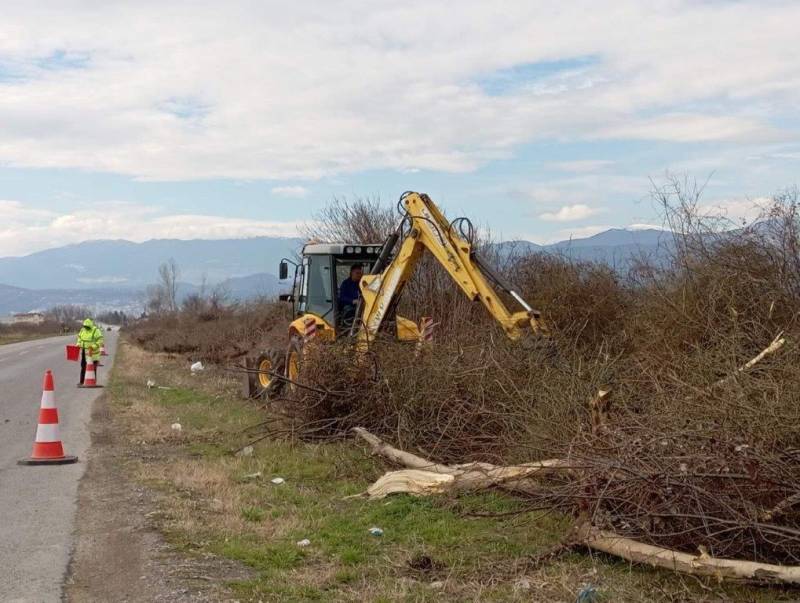 Συντήρηση και καθαρισμός τεχνικών ρείθρων, τάφρων και φρεατίων στο Εθνικό και Επαρχιακό οδικό δίκτυο Ημαθίας