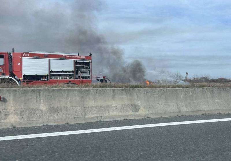Φωτιά σε ξερά χόρτα στην Εγνατία