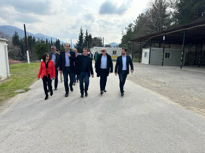 Τις δομές φιλοξενίας αιτούντων άσυλο σε Αλεξάνδρεια και Αγία Βαρβάρα επισκέφθηκε ο υπουργός Δ. Καιρίδης