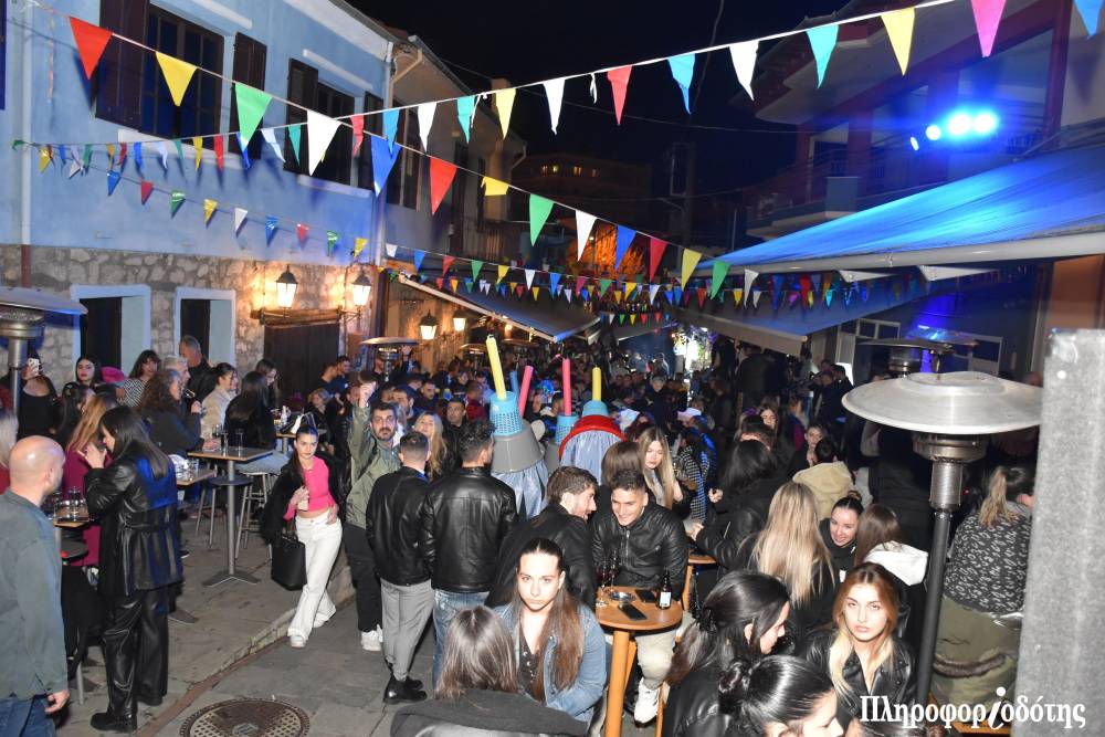 Αποκριάτικο ξεφάντωμα στον πεζόδρομο της Έλλης