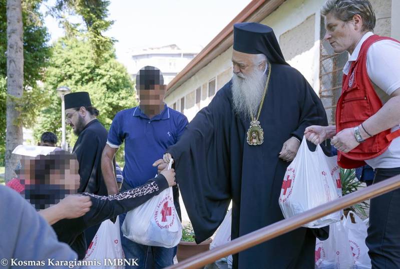 Πασχαλινά δέματα αγάπης μοίρασε ο Μητροπολίτης