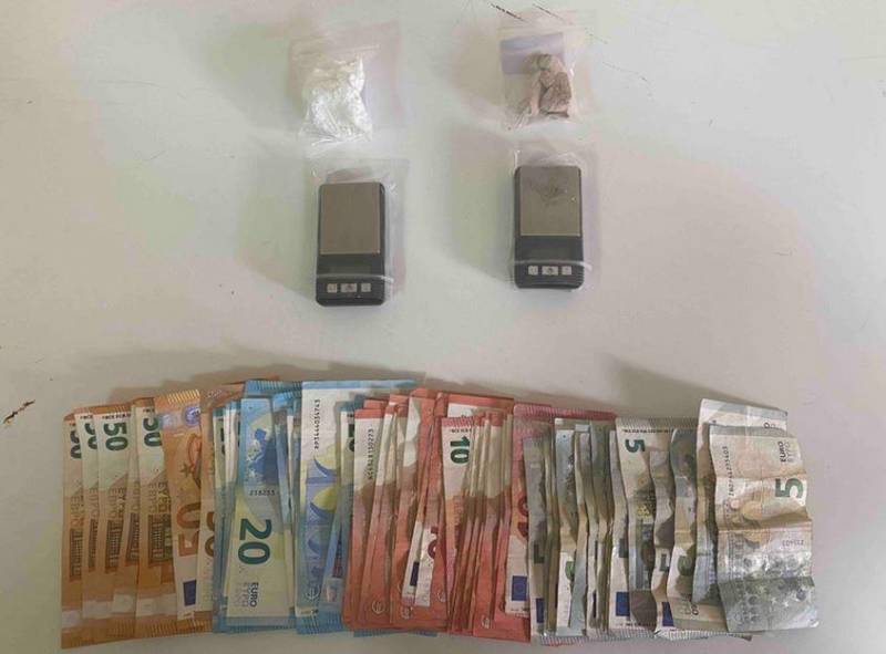 Χειροπέδες σε γυναίκα για διακίνηση ναρκωτικών