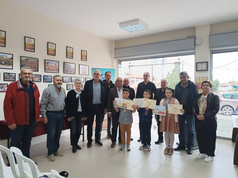 Ψηφιδωτό: Βράβευσε τους μαθητές που διακρίθηκαν στον διαγωνισμό ζωγραφικής