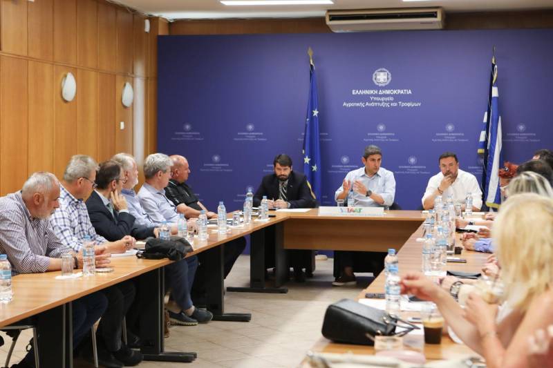 Συνάντηση Αυγενάκη με τους εκπροσώπους των εννέα Διεπαγγελματικών