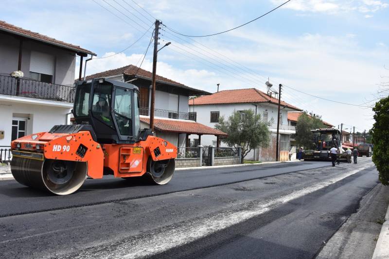 Ξεκίνησε η ασφαλτόστρωση του κεντρικού δρόμου στα Λευκάδια