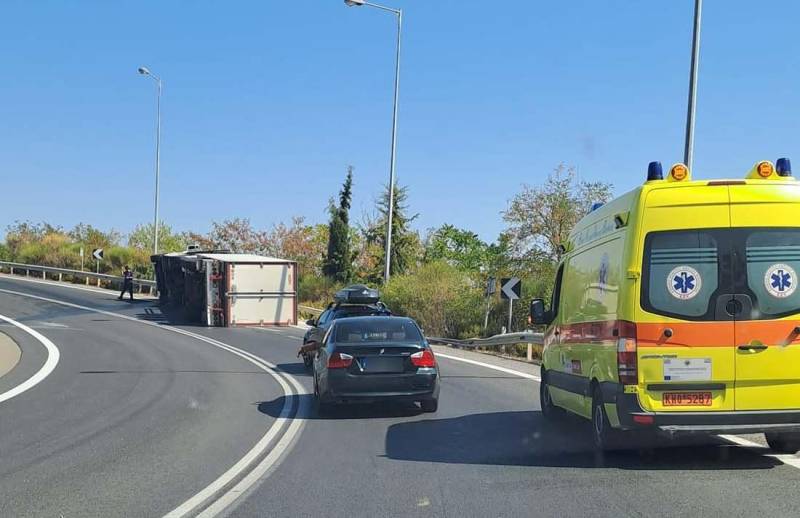 Ανατροπή φορτηγού ψυγείου με κρέατα έξω από τη Βέροια