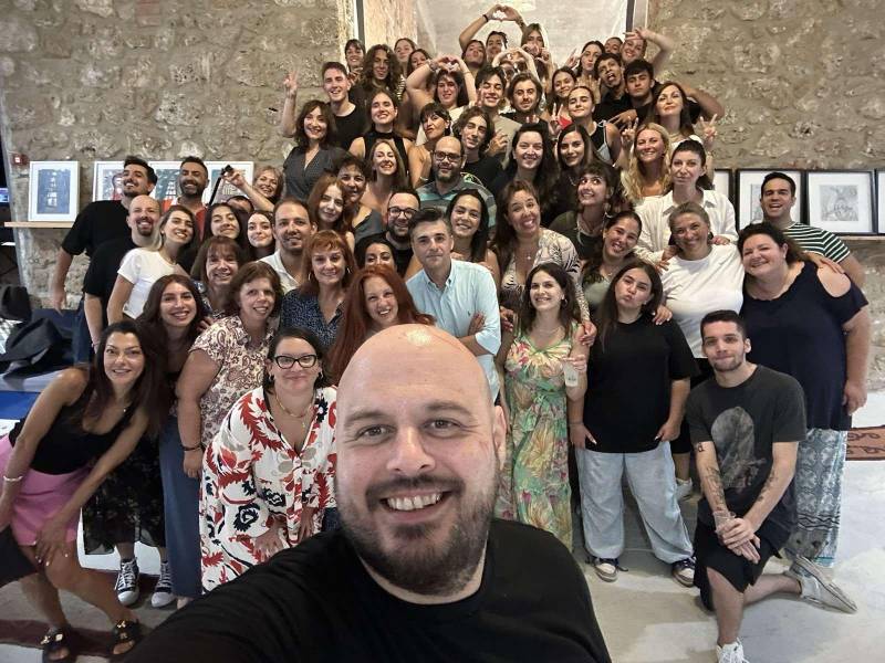 Οι θεατρικές ομάδες αποχαιρέτησαν τον δάσκαλό τους