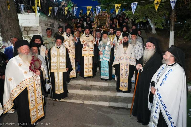 Με πολύ κόσμο η λιτανεία της εικόνας της Παναγίας στην Σουμελά