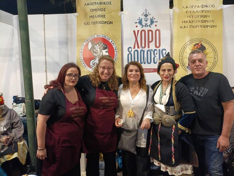 Η Αργυρώ Μπαρμπαρίγου δοκίμασε την Ρουμλουκιώτικη Κουζίνα στο Φεστιβάλ Σίφνου