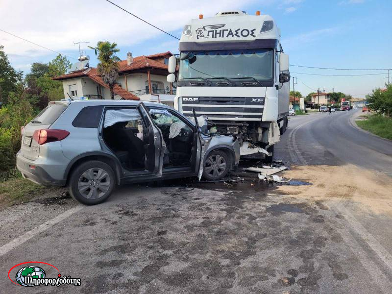 ΙΧ έπεσε πάνω σε νταλίκα έξω από την Πατρίδα