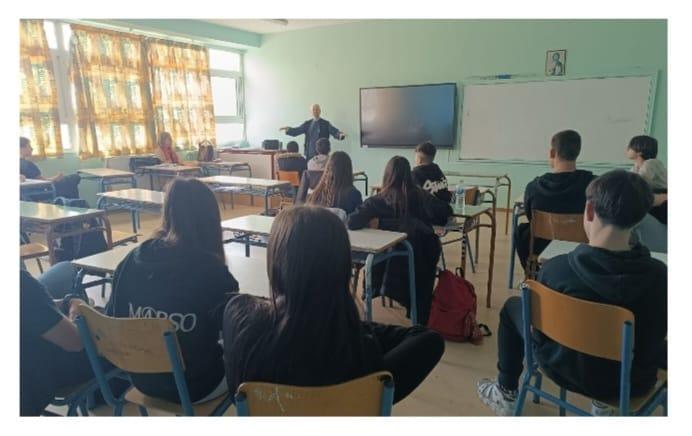Ανοιχτή συζήτηση για την ενδοσχολική βία: Οι μαθητές της Γ’ Γυμνασίου Πλατέος συζητούν με τον τοπικό ιερέα