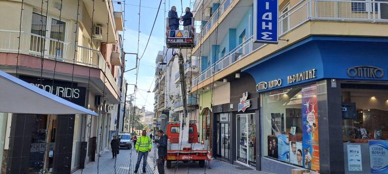 Η Βέροια προετοιμάζεται για τα Χριστούγεννα: Ξεκίνησε ο στολισμός της πόλης