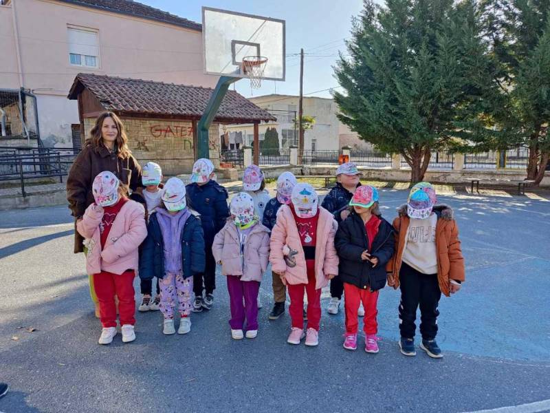 Μαθητές ζωγράφισαν καπέλα για την αναπηρία