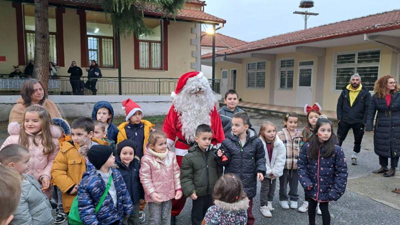 Άναψε το Χριστουγεννιάτικο δένδρο στην Μαρίνα
