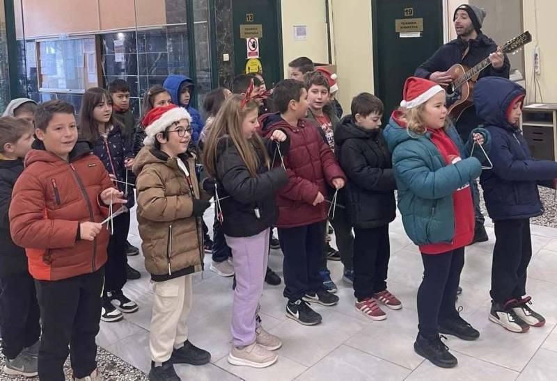 Μαθητές του 5ου Δημοτικού Σχολείου Αλεξάνδρειας έψαλλαν τα κάλαντα για καλό σκοπό
