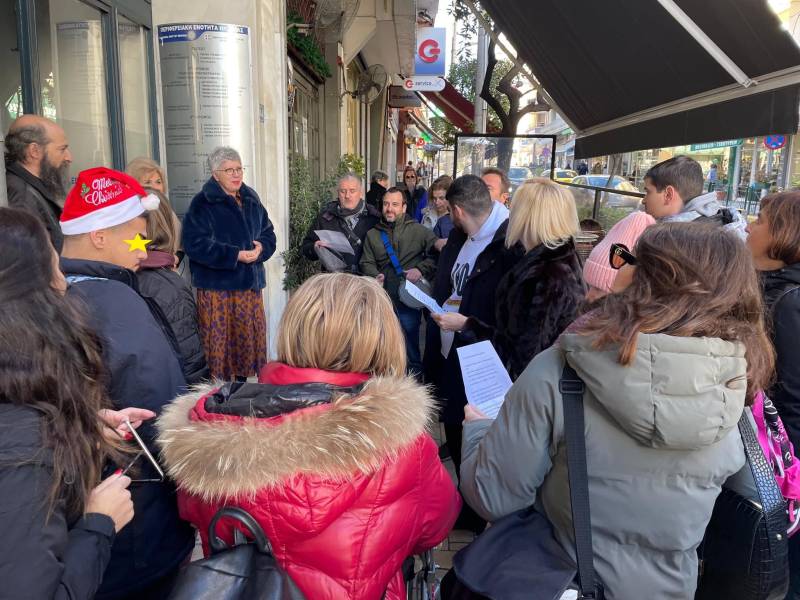 Μελωδικές παιδικές φωνές μετέφεραν το πνεύμα των Χριστουγέννων στη Διεύθυνση Πρωτοβάθμιας Εκπαίδευσης