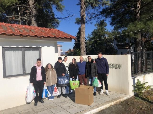 Τρόφιμα μακράς διαρκείας και κλινοσκεπάσματα για το Γηροκομείο από το 1ο ΓΕΛ Νάουσας
