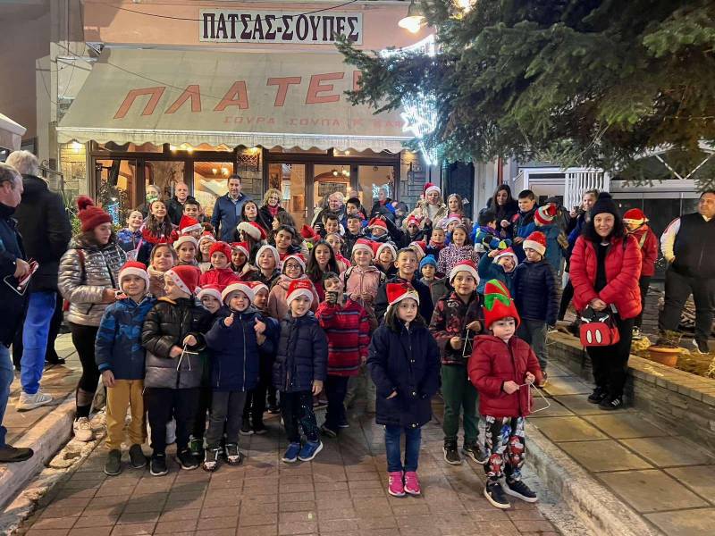 Χριστουγεννιάτικο Πνεύμα από τη Γ.Ε. Νάουσας: Στολισμός, Κάλαντα και Παράδοση