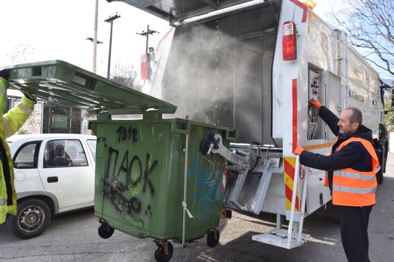 Επιχείρηση καθαριότητας κάδων σε εξέλιξη στον Δήμο Νάουσα – Το πρόγραμμα πλυσίματος