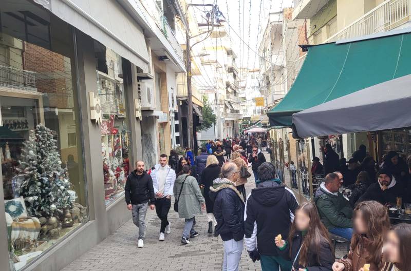 Εορταστική κοσμοσυρροή στο στολισμένο κέντρο της Βέροιας