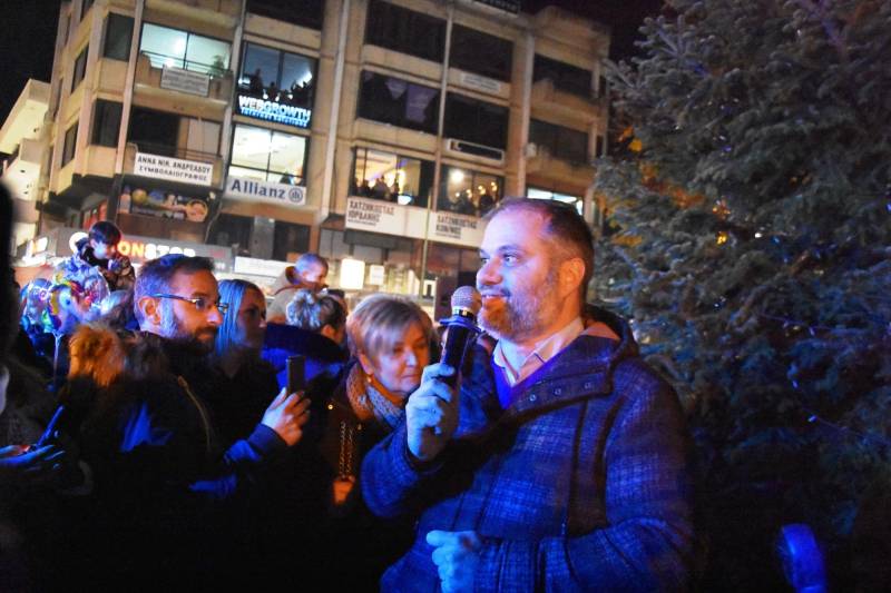 Φωταγωγήθηκε το χριστουγεννιάτικο δέντρο στη Νάουσα – Λάμψη, Γεύσεις και Γιορτινή Ατμόσφαιρα