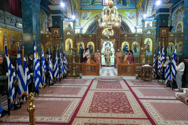 Εορτή των Τριών Ιεραρχών στη Βέροια: Μνημόσυνο για τους αειμνήστους εκπαιδευτικούς και ευεργέτες της παιδείας