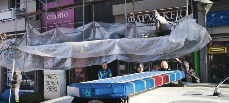 Πτώση από σκαλωσιά τραυμάτισε εργάτη και περαστικό