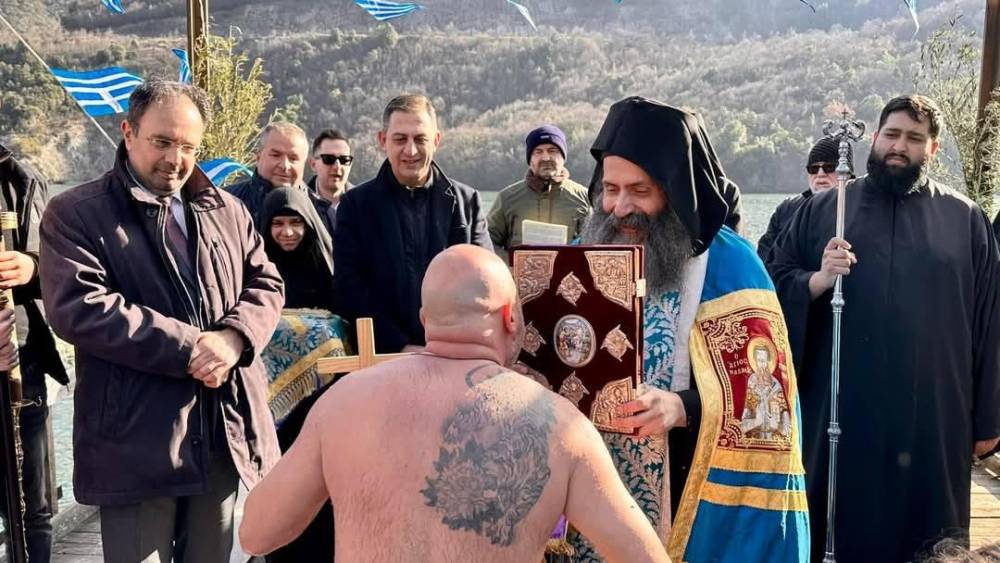 Αγιασμός των υδάτων στην όχθη του Αλιάκμονα στην Μονή Καλλίπετρας
