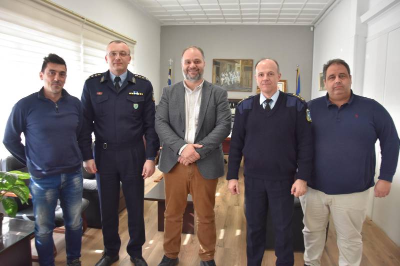Συνάντηση Δημάρχου Νάουσας με την ηγεσία της τοπικής αστυνομίας για ζητήματα ασφάλειας