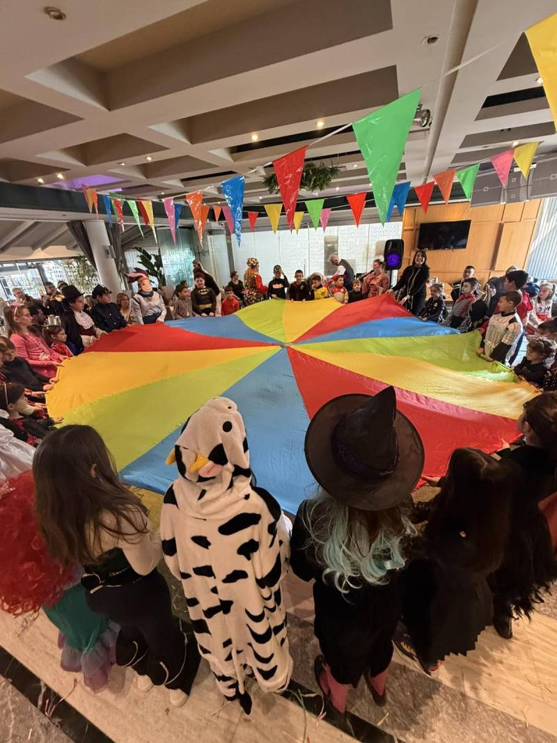 Πριγκίπισσες, υπερήρωες και κλόουν ξεφάντωσαν στο αποκριάτικο πάρτι των κέντρων ξένων γλωσσών ΛΕΞΙΣ