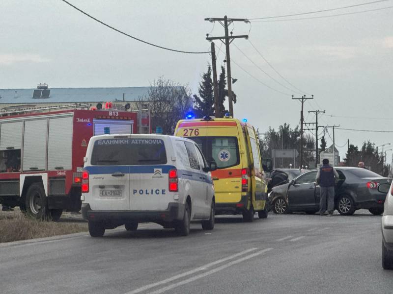 Πλαγιομετωπική σύγκρουση ΙΧ στην είσοδο της Πατρίδας