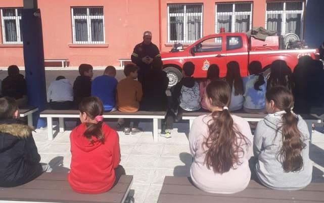 Μαθητές του Δημοτικού Αγίας Βαρβάρας εκπαιδεύτηκαν σε αντιμετώπιση κινδύνων με βιωματική προσέγγιση