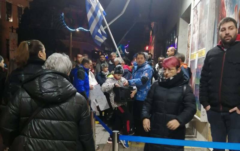 Ένταση και διαμαρτυρίες στην παράσταση του Χριστόφορου Ζαραλίκου στη Βέροια
