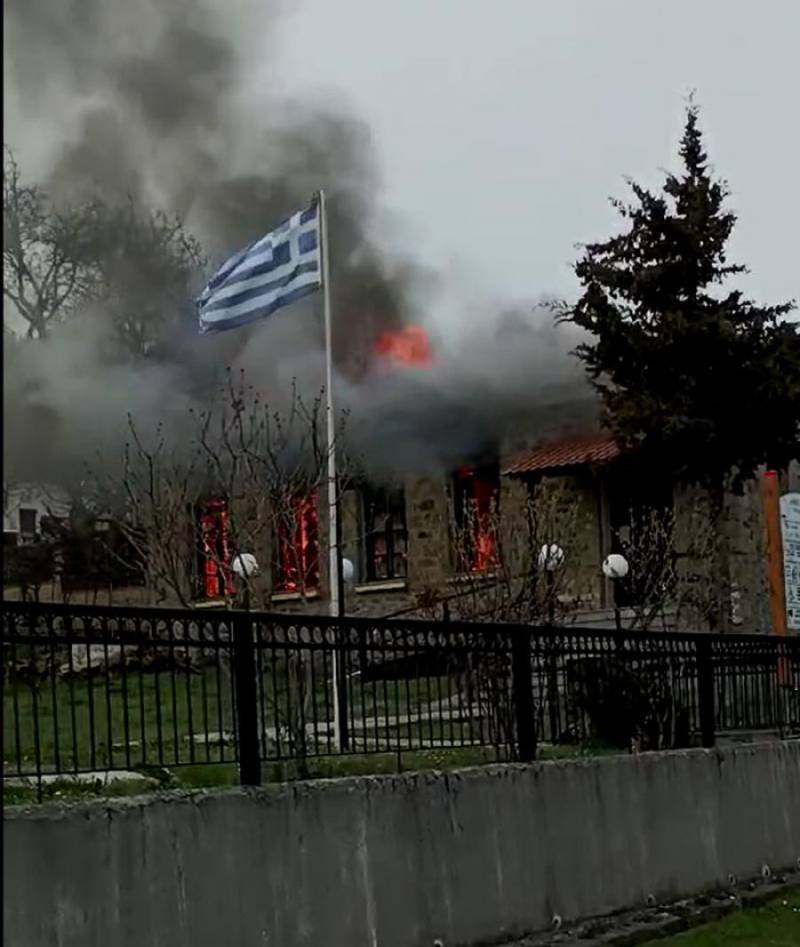 Καταστροφική πυρκαγιά κατέκαψε το ιστορικό σχολείο της Ελαφίνας