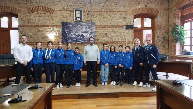 Οι πανελληνιονίκες του καράτε στον Δήμαρχο Βέροιας