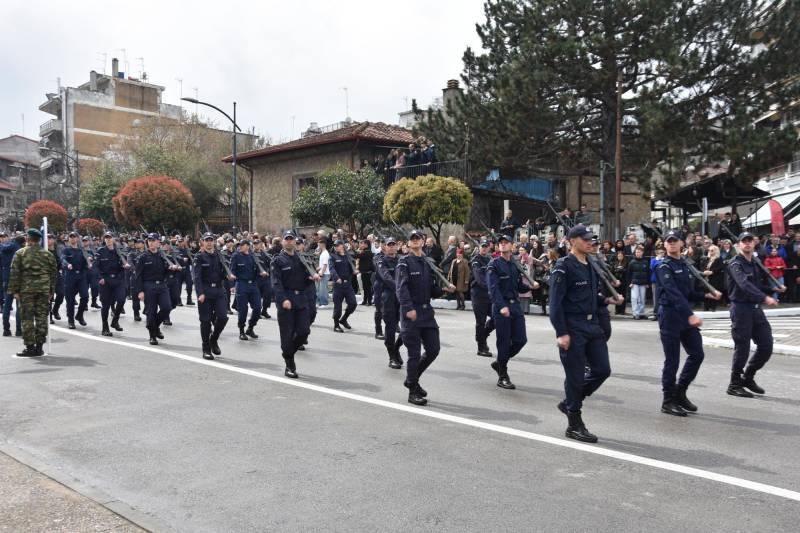 Μεγαλοπρέπεια και Τιμές στη Νάουσα για την 25η Μαρτίου