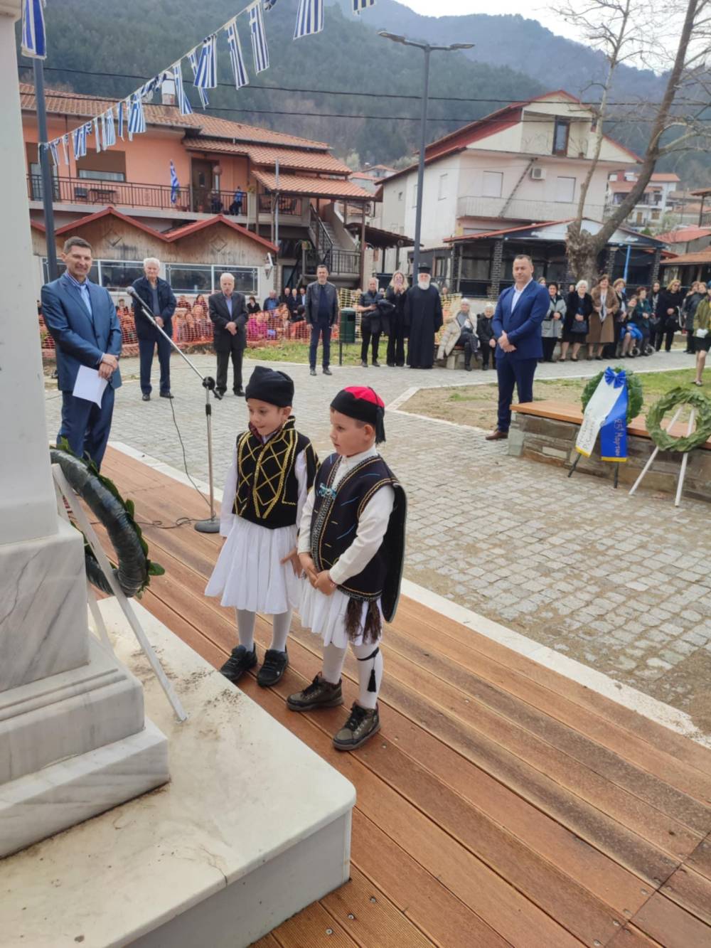 Με λαμπρότητα η παρέλαση και η κατάθεση στεφάνων στα Ριζώματα
