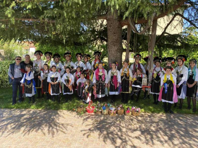 Λαζαρίνες στο Μακροχώρι: Μια Ζωντανή Γέφυρα Ανάμεσα στην Παράδοση και την Άνοιξη