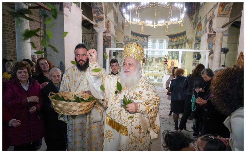Πρώτη Ανάσταση στην Παλαιά Μητρόπολη – Τελετή Αναστάσεως στην πλατεία Ελιάς