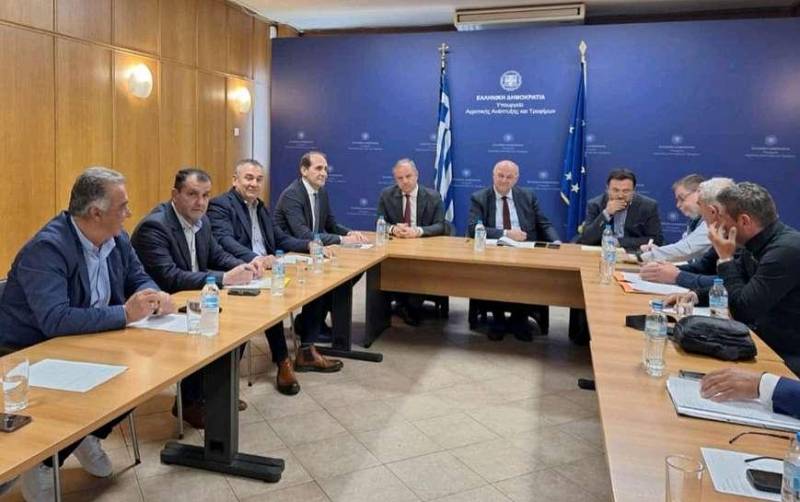 Σύσκεψη στο ΥΠΑΑΤ για την αγροτική κρίση: Ζητήματα αποζημιώσεων και υποσχέσεις για άμεσες λύσεις